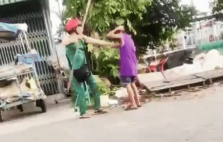 Bé trai 13 tuổi bị cô ruột đánh đập liên tiếp do không bán hết vé số