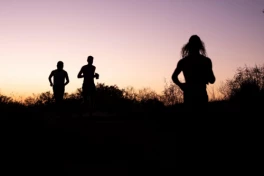 Marathon chưa đủ ép phê, người Mỹ giờ thịnh hành môn chạy “Backyard Ultra”