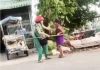 Cần xử lý nghiêm vụ bé trai 13 tuổi bị cô ruột đánh đập liên tiếp do không bán hết vé số