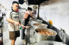 Tấm lòng vàng: Chủ quán ăn mất trắng sau mưa lũ, vẫn nấu hàng ngàn suất cơm 0 đồng tiếp sức bà con Nghệ An