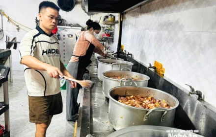 Tấm lòng vàng: Chủ quán ăn mất trắng sau mưa lũ, vẫn nấu hàng ngàn suất cơm 0 đồng tiếp sức bà con Nghệ An