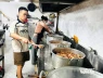 Tấm lòng vàng: Chủ quán ăn mất trắng sau mưa lũ, vẫn nấu hàng ngàn suất cơm 0 đồng tiếp sức bà con Nghệ An
