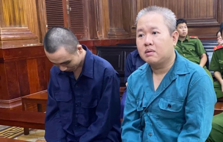 Quản lý nhà hàng quy định các "chân dài" phải viết 'giấy phép xin ra ngoài' khi đi bán d.âm
