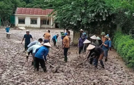 Xúc động hành trình “gieo chữ trong bùn lũ”: Những thầy cô vượt trăm cây số đến sẻ chia cùng vùng cao Nghệ An