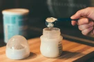 Pha sữa bột: Cho sữa vào nước hay nước vào sữa?