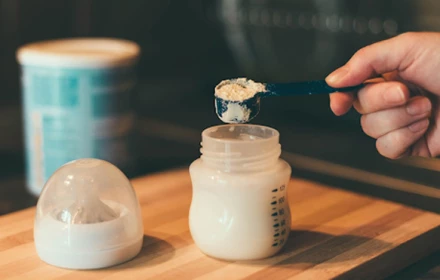 Pha sữa bột: Cho sữa vào nước hay nước vào sữa?