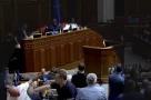 Cảnh hỗn loạn tại quốc hội Ukraine: Hai nghị sĩ đấm nhau trong buổi xem xét dự thảo