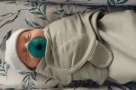 Em bé lớn tuổi nhất thế giới đã chào đời. Em gái của bé hiện đã là một bà mẹ 30 tuổi