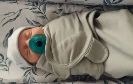 Em bé lớn tuổi nhất thế giới đã chào đời. Em gái của bé hiện đã là một bà mẹ 30 tuổi