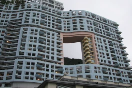 Vì sao nhiều tòa nhà đồ sộ ở Hong Kong lại bị "thủng" 1 lỗ to tướng?