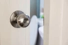Nên mở hay đóng cửa phòng tắm khi không sử dụng? Câu trả lời không hề đơn giản