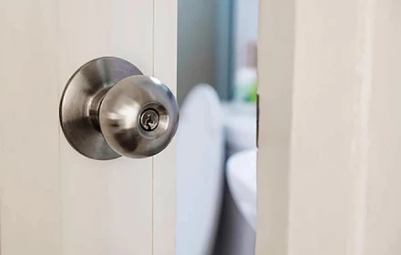 Nên mở hay đóng cửa phòng tắm khi không sử dụng? Câu trả lời không hề đơn giản