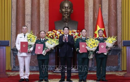 Bốn sĩ quan cấp cao quân đội và công an được thăng quân hàm, cấp bậc hàm Thượng tướng