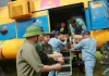 🇻🇳 Phó Thủ tướng Trần Hồng Hà xắn tay chuyển các thùng hàng cứu trợ lên trực thăng