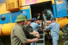 🇻🇳 Phó Thủ tướng Trần Hồng Hà xắn tay chuyển các thùng hàng cứu trợ lên trực thăng