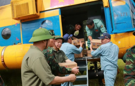 🇻🇳 Phó Thủ tướng Trần Hồng Hà xắn tay chuyển các thùng hàng cứu trợ lên trực thăng