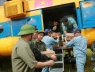 🇻🇳 Phó Thủ tướng Trần Hồng Hà xắn tay chuyển các thùng hàng cứu trợ lên trực thăng