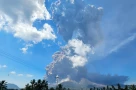 Núi lửa ở Indonesia phun trào, cột tro cao khoảng 10 km!