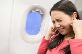 Tại sao nhiều người bị đau và ù tai khi đi máy bay?