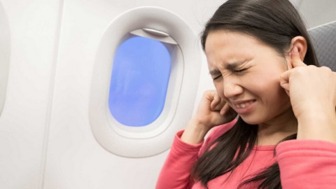 Tại sao nhiều người bị đau và ù tai khi đi máy bay?