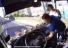 40 hành khách phải đứng chờ trong nắng nóng vì một người đàn ông bất ngờ lao lên xe khách rút chìa khoá rồi bỏ đi