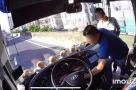 40 hành khách phải đứng chờ trong nắng nóng vì một người đàn ông bất ngờ lao lên xe khách rút chìa khoá rồi bỏ đi