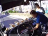 40 hành khách phải đứng chờ trong nắng nóng vì một người đàn ông bất ngờ lao lên xe khách rút chìa khoá rồi bỏ đi