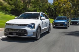 Kinh doanh xe điện thuần túy khó hơn, ngày càng nhiều hãng xe chuyển sang xe hybrid