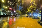 Hà nội sau cơn mưa giải nhiệt: Phố bỗng thành dòng sông uốn quanh