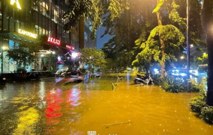 Hà nội sau cơn mưa giải nhiệt trong đêm: Phố bỗng thành dòng sông uốn quanh