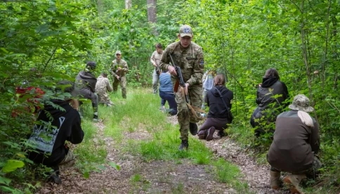 Hết gọi người về hưu nhập ngũ, giờ Ukraine  triển khai huấn luyện quân sự cho cả thiếu niên từ 14 tuổi