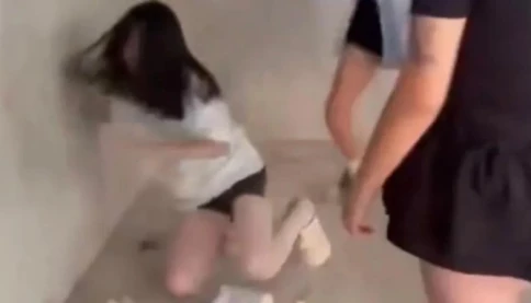 Video gây sốc ở Trung Quốc! Nữ sinh 14 tuổi bị bạn học đánh đập, dư luận phẫn nộ đòi công lý