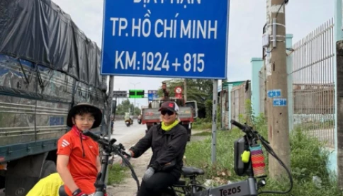 Cậu bé Hà Nội cùng mẹ đạp xe 1.000km qua 19 tỉnh thành
