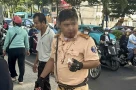 Trung tá CSGT bị người nước ngoài đấm vào mặt khi đang làm nhiệm vụ