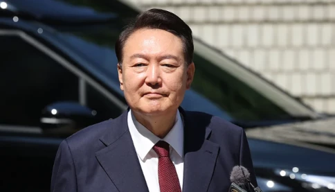 Truyền thông Hàn Quốc tiết lộ chi tiết vụ bắt giữ Yoon Seok-yeol: Hơn 10 người giữ chặt chân tay, cố khiêng ông đi bằng một chiếc ghế