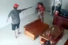 Đang ngồi hút thuốc trong nhà, người đàn ông bị chém đứt rời tay