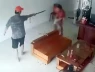 Đang ngồi hút thuốc trong nhà, người đàn ông bị chém đứt rời tay