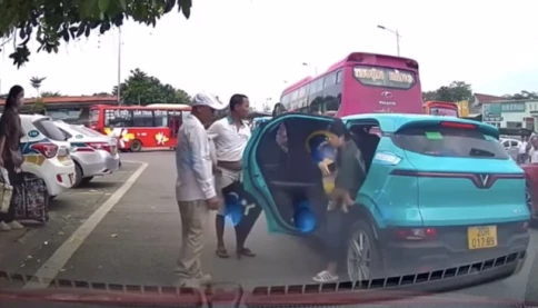 Luật sư phân tích vụ nhóm người chặn taxi, đuổi phụ nữ bế con khỏi xe ở Thái Nguyên
