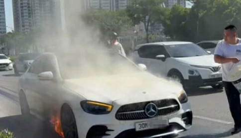 ‼ Ô tô Mercedes bất ngờ bốc cháy trên đường Hà Nội 9/8/2025