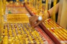 Những phụ nữ đam mê mua vàng