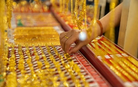 Những phụ nữ đam mê mua vàng