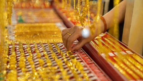 Những phụ nữ đam mê mua vàng