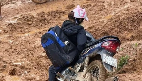 Vượt dốc trơn, bùn lầy và sạt lở, các cô giáo vùng cao Điện Biên vẫn bất chấp những cú