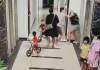 Phẫn nộ khi xem clip người đàn ông đánh dã man một phụ nữ - công an phường đã mời lên làm việc