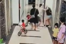 Phẫn nộ khi xem clip người đàn ông đánh dã man một phụ nữ - công an phường đã mời lên làm việc