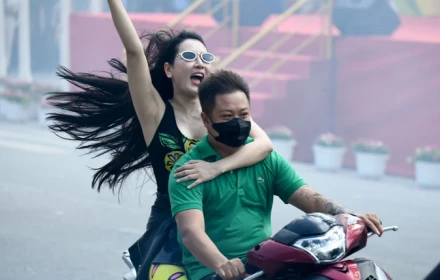 Vì sao một nữ chiến sĩ công an xinh đẹp trông như 'girl phố' gây náo loạn hồ Gươm?