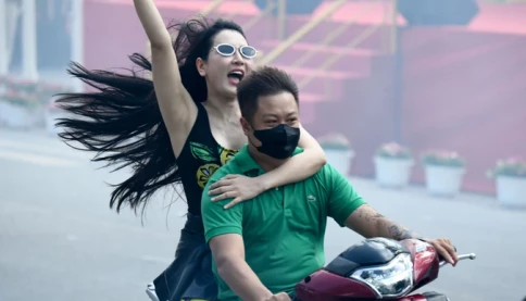 Vì sao một nữ chiến sĩ công an xinh đẹp trông như 'girl phố' gây náo loạn hồ Gươm?