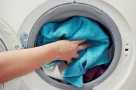 Dùng máy giặt 10 năm mới biết: 7 thói quen này vừa làm hỏng máy, vừa hại quần áo, lại rước bệnh vào người