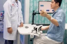 Giấu mặt cả tháng trời hậu đột quỵ, diễn viên Huỳnh Anh Tuấn lần đầu lộ diện khác lạ