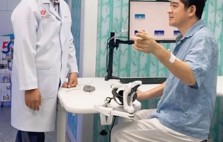 Giấu mặt cả tháng trời hậu đột quỵ, diễn viên Huỳnh Anh Tuấn lần đầu lộ diện khác lạ
